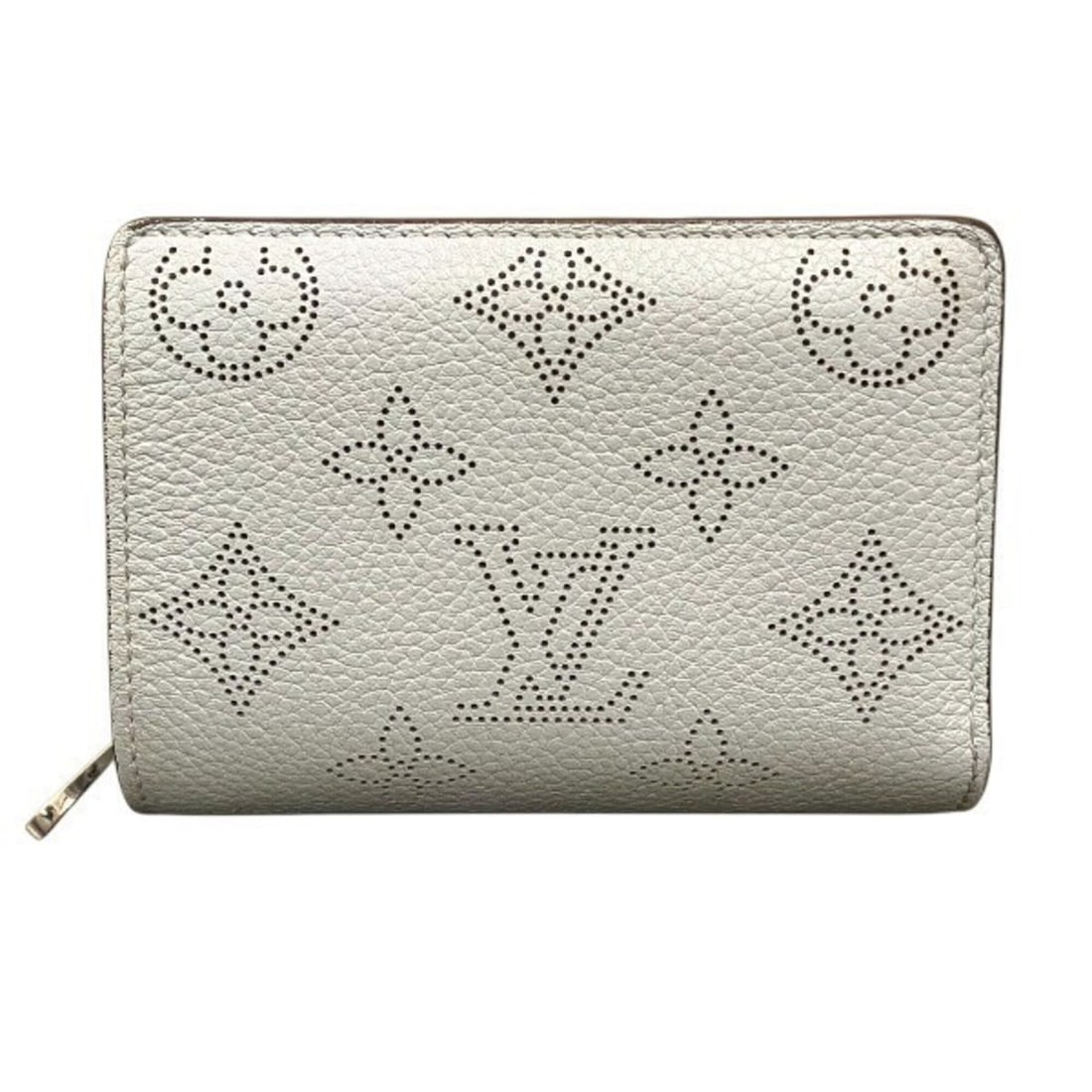 Louis Vuitton Mahina Portefeuille Claire M83502 (Japan Limited Edition Color) Bi-fold Wallet for: --- Catalog ---Category: SizeSize (HxWxD): 8.5cm x 11cm x 3cm / 3.34'' x 4.33'' x 1.18''Category: DesignType: Wallet (bi-fold)Color: GrayGender: WomenCategory: GeneralMPN: M83502Brand: Louis Vuitton--
