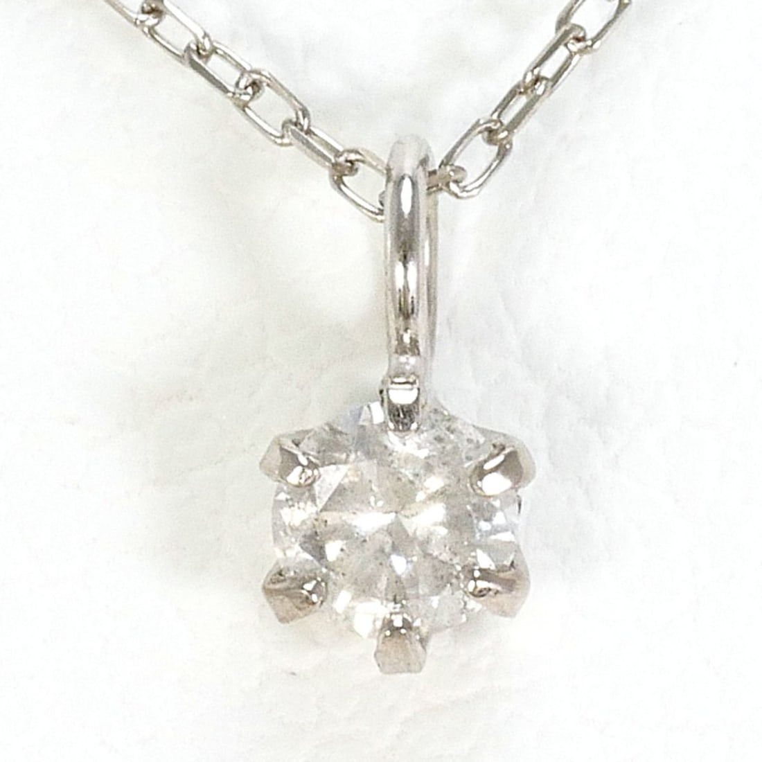 18K (18-karat white gold) necklace with 0.1ct diamond, total weight 0.6g, 40cm length, jewelry.: --- Catalog ---Category: SizeWeight: 0.6g / 0.02oz.Pendant Size: 6mm x 3mm / 0.23'' x 0.11''Neck Circumference: 40 cm / 15.74''Category: DesignColor: White goldMetal: White GoldStone: DiamondGender: W