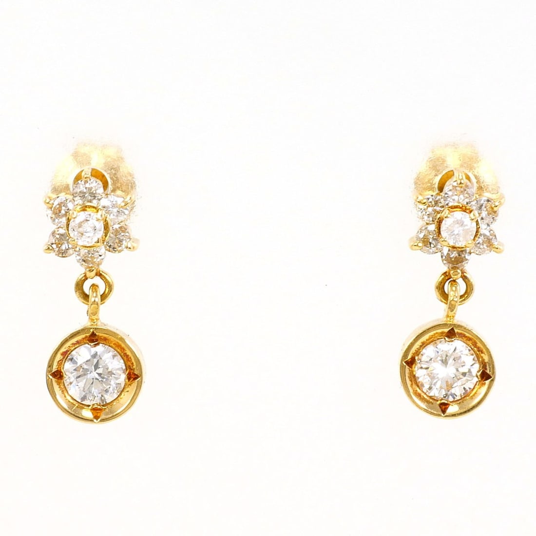 18K (18-karat) Yellow Gold (YG) Earrings with 0.19ct Diamonds, Total Weight 1.1g, Jewelry: --- Catalog ---Category: SizeWeight: 1.1g / 0.03oz.Category: DesignType: Stud earringsColor: Yellow goldMetal: GoldStone: DiamondGender: WomenMaterial: Yellow gold (18K)Metal Purity: 18KWeight (ct.): 