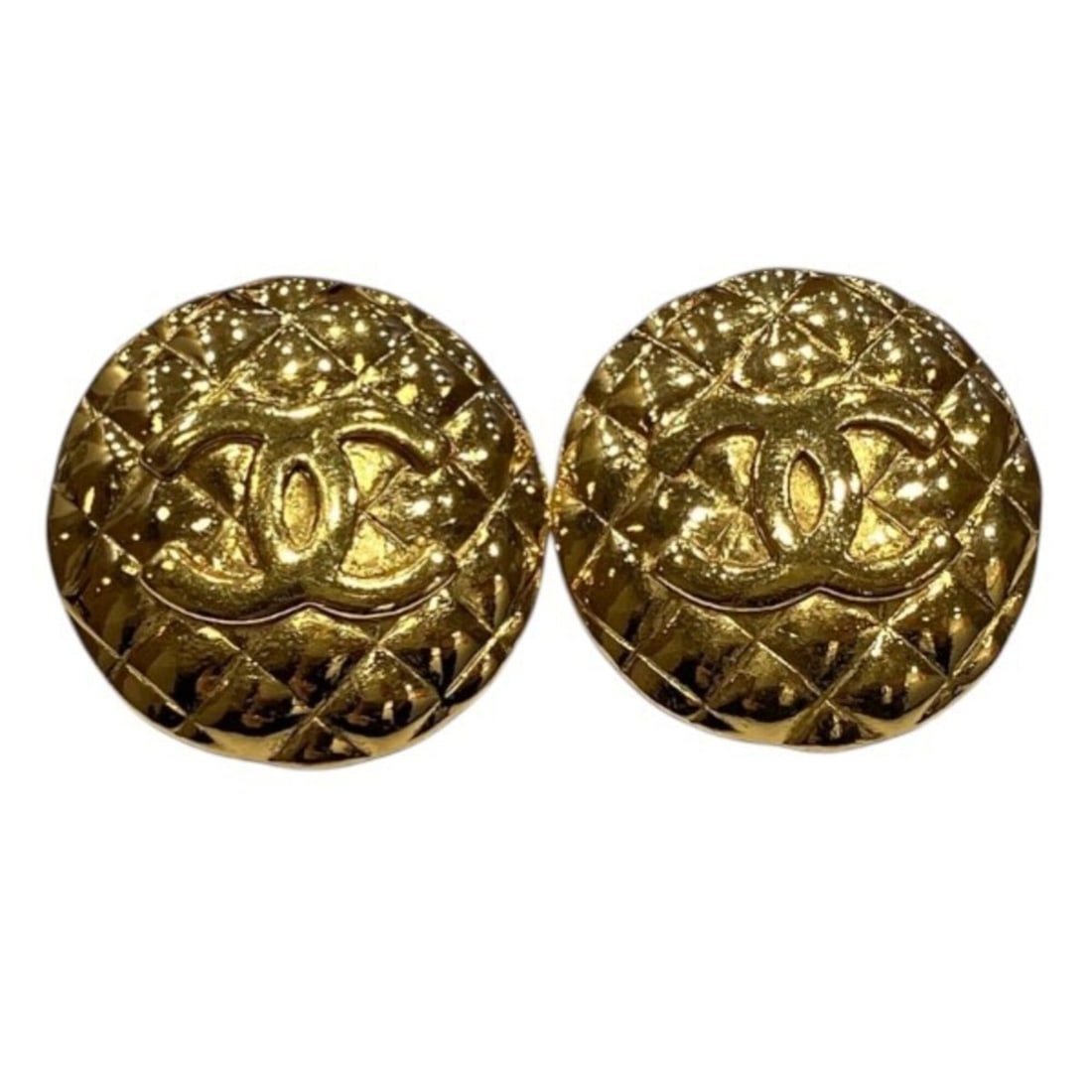 Chanel Matelassé Coco Mark Gold 23 Vintage Brand Accessories Earrings for Women: --- Catalog ---Category: SizeSize (HxWxD): 35.00mm x 35.00mm / 1.38'' x 1.38''Category: DesignType: Clip earringsColor: GoldGender: WomenMaterial: MetalCategory: GeneralBrand: Chanel--- Item List ---S
