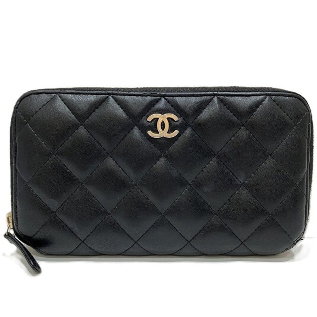 Chanel Matelassé Lambskin Round Zip Long Wallet for Women: --- Catalog ---Category: SizeSize (HxWxD): 11cm x 20cm x 2cm / 4.33'' x 7.87'' x 0.78''Category: DesignType: Long wallet (bi-fold)Color: BlackGender: WomenMaterial: Leather Category: GeneralBrand: Cha