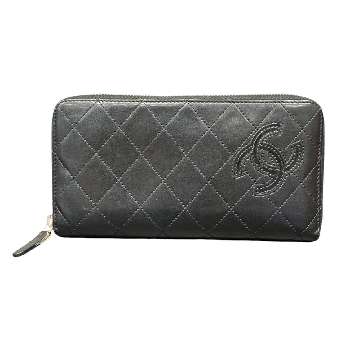 Chanel long wallet, lambskin: --- Catalog ---Category: SizeSize (HxWxD): 11cm x 20cm x 2.5cm / 4.33'' x 7.87'' x 0.98''Category: DesignType: Long wallet (bi-fold)Color: BlackGender: Men,WomenMaterial: Leather Category: GeneralBran