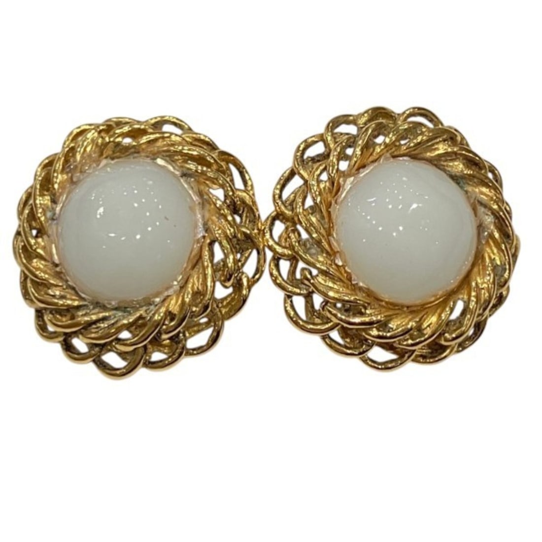Chanel CHANEL Faux Pearl Gold Circle Vintage Brand Earrings for Women: --- Catalog ---Category: SizeSize (HxWxD): 32.00mm x 32.00mm / 1.26'' x 1.26''Category: DesignType: Clip earringsColor: GoldGender: WomenMaterial: MetalCategory: GeneralBrand: Chanel--- Item List ---S