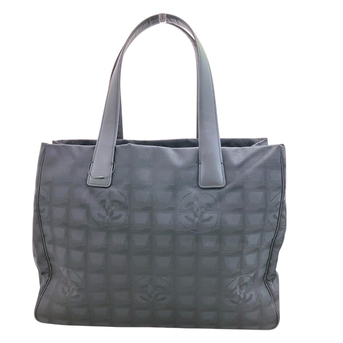 Chanel MM Tote Bag, New Travel Line, Leather Jacquard, A15991: --- Catalog ---Category: SizeSize (HxWxD): 27cm x 34cm x 15cm / 10.62'' x 13.38'' x 5.9''Category: DesignType: Tote bagColor: BlackGender: Men,WomenMaterial: Leather , Jacquard Category: GeneralBrand: