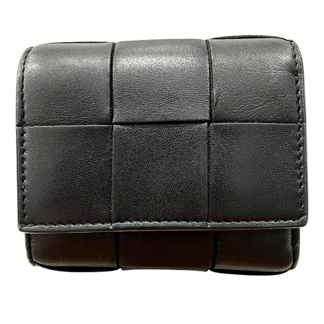 Bottega Veneta Maxi Intrecciato Cassette 667127 Tri-fold Wallet for Men: --- Catalog ---Category: SizeSize (HxWxD): 8cm x 10cm x 2.5cm / 3.14'' x 3.93'' x 0.98''Category: DesignType: Coin purse/coin caseColor: BlackGender: MenMaterial: Leather Category: GeneralMPN: 667127B