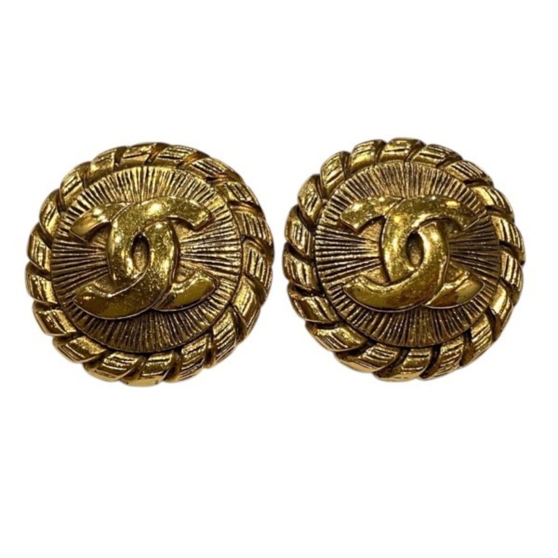 Chanel Coco Mark Gold Vintage Brand Earrings for Women: --- Catalog ---Category: SizeSize (HxWxD): 31.00mm x 31.00mm / 1.22'' x 1.22''Category: DesignType: Clip earringsColor: GoldGender: WomenMaterial: MetalCategory: GeneralBrand: Chanel--- Item List ---S