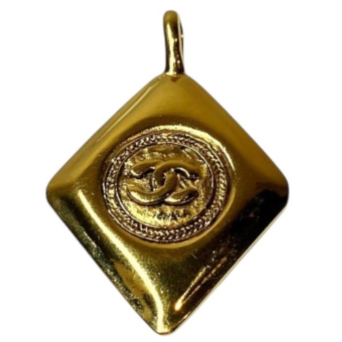 Chanel Coco Mark Vintage Brand Accessory Necklace Pendant for Women: --- Catalog ---Category: SizePendant Size: 51.5mm x 33.5mm / 2.02'' x 1.31''Category: DesignColor: GoldGender: WomenMaterial: Gold platingNecklace Type: PendantCategory: GeneralBrand: Chanel--- Item L