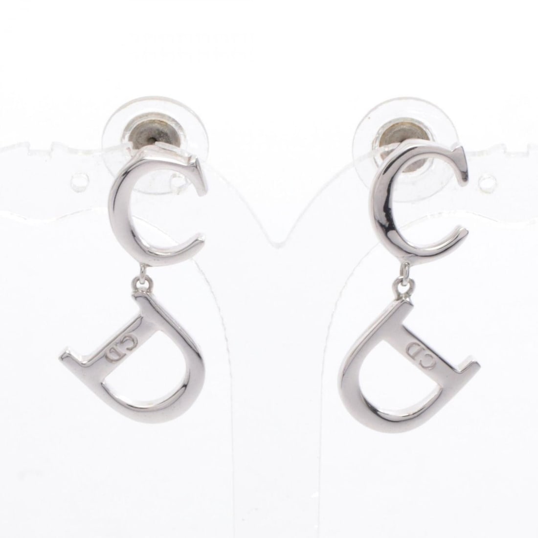 Christian Dior Dior CD logo earrings, stainless steel, silver-toned, for women.: --- Catalog ---Category: SizeSize (HxWxD): 33.00mm x 12.00mm / 1.30'' x 0.47''Category: DesignType: Stud earringsColor: SilverGender: WomenMaterial: Stainless steelCategory: GeneralBrand: Christian Di