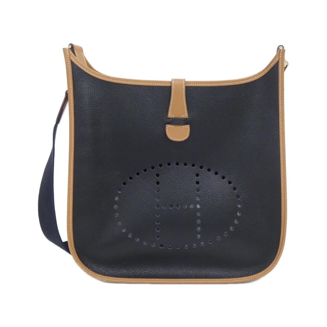 Hermes Evelyne GM Shoulder Bag: --- Catalog ---Category: SizeSize (HxWxD): 32cm x 30cm x 9cm / 12.59'' x 11.81'' x 3.54''Category: DesignType: Shoulder bagColor: BlackGender: Men,WomenMaterial: Ardennes leather Category: