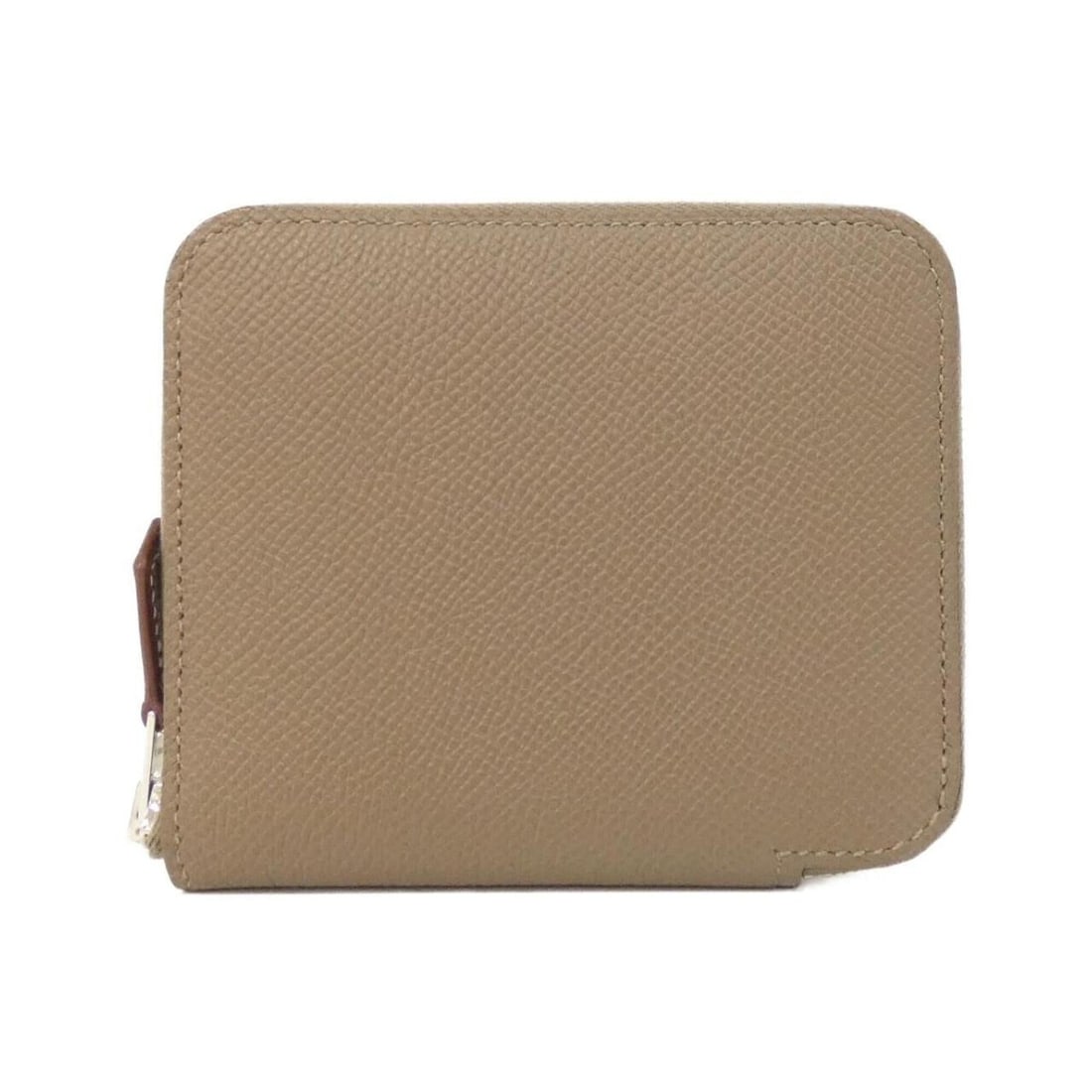 Hermes EN LIBERTE Silk In Compact 084266CK Wallet: --- Catalog ---Category: SizeSize (HxWxD): 10cm x 11cm x 1.5cm / 3.93'' x 4.33'' x 0.59''Category: DesignType: Wallet (bi-fold)Color: Beige, Cassis, Etoupe grayGender: Women,MenMaterial: Epsom leather