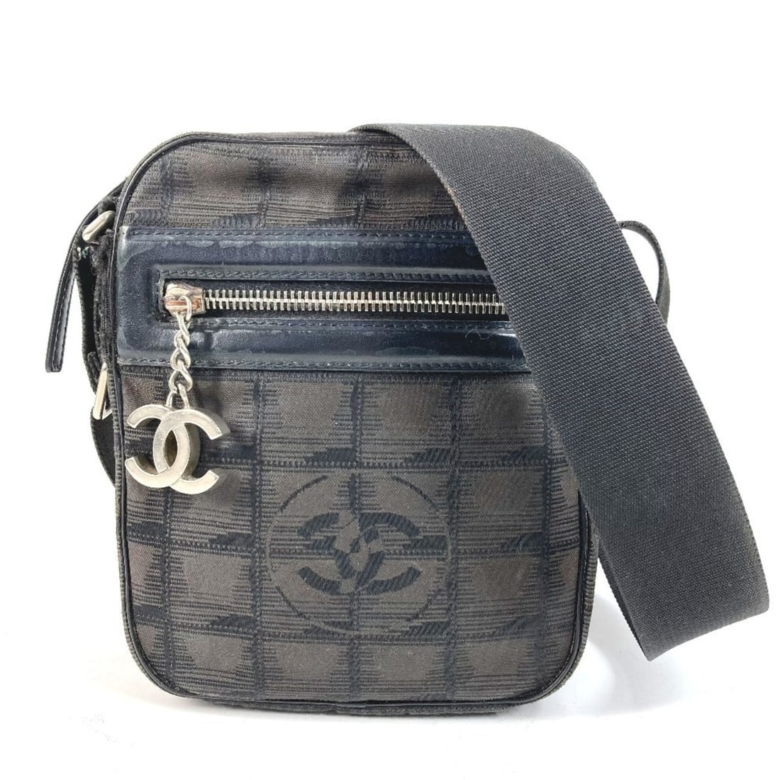 CHANEL A30913 New Travel Line Pochette CC Coco Mark Logo Bag Crossbody Shoulder Nylon Canvas Women's: --- Catalog ---Category: SizeSize (HxWxD): 18cm x 15cm x 5cm / 7.08'' x 5.9'' x 1.96''Category: DesignType: Pochette, Shoulder bagColor: BlackGender: Men,WomenMaterial: Nylon canvas Category: GeneralM