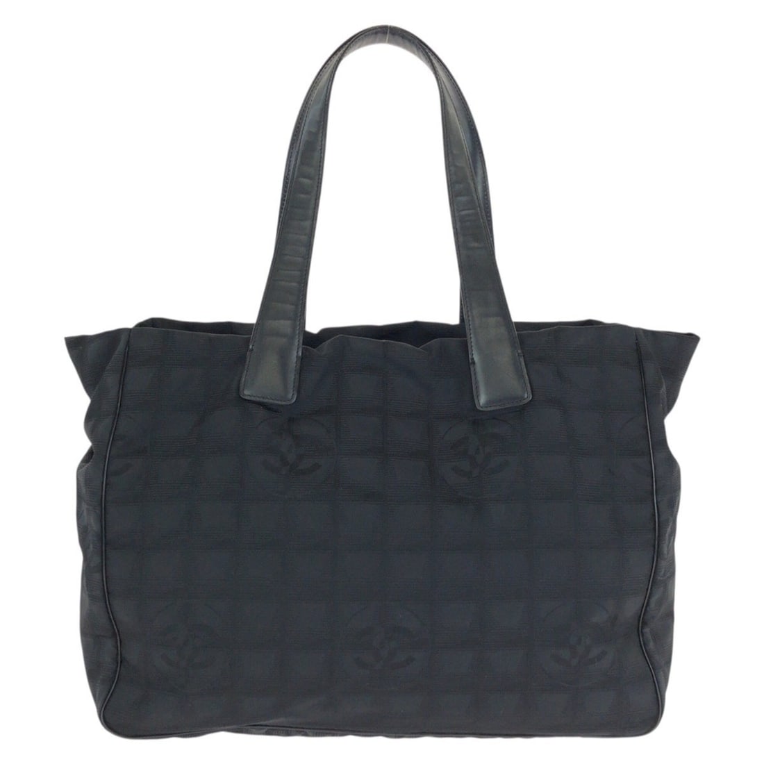 CHANEL Vintage New Travel Line MM Coco Mark Black Nylon Leather Tote Bag Shoulder for Women: --- Catalog ---Category: SizeSize (HxWxD): 26cm x 34cm x 15cm / 10.23'' x 13.38'' x 5.9''Category: DesignType: Shoulder bag, Tote bagColor: BlackGender: WomenMaterial: New Travel Line Category: Genera