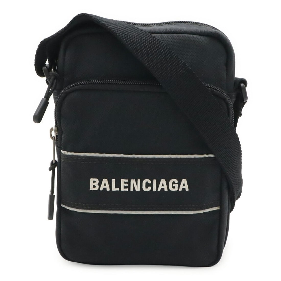 BALENCIAGA Sport Handbag S Shoulder Bag Pouch Nylon Canvas Black 638657: --- Catalog ---Category: SizeSize (HxWxD): 21.5cm x 14.5cm x 5.5cm / 8.46'' x 5.7'' x 2.16''Category: DesignType: Handbag, Pochette, Shoulder bagColor: Black, WhiteGender: Women,MenMaterial: Nylon can