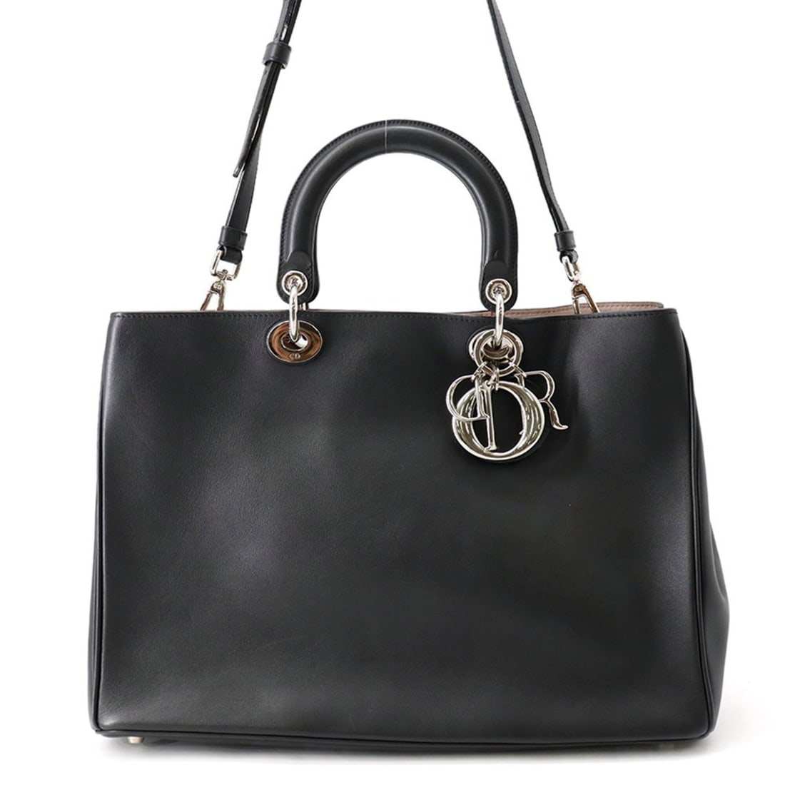 Christian Dior handbag Diorissimo Large Leather M0901PVPU 2-way Black: --- Catalog ---Category: SizeSize (HxWxD): 26cm x 38cm x 12cm / 10.23'' x 14.96'' x 4.72''Category: DesignType: HandbagColor: Black, Light pinkGender: Women,MenMaterial: Leather Category: GeneralMPN: 