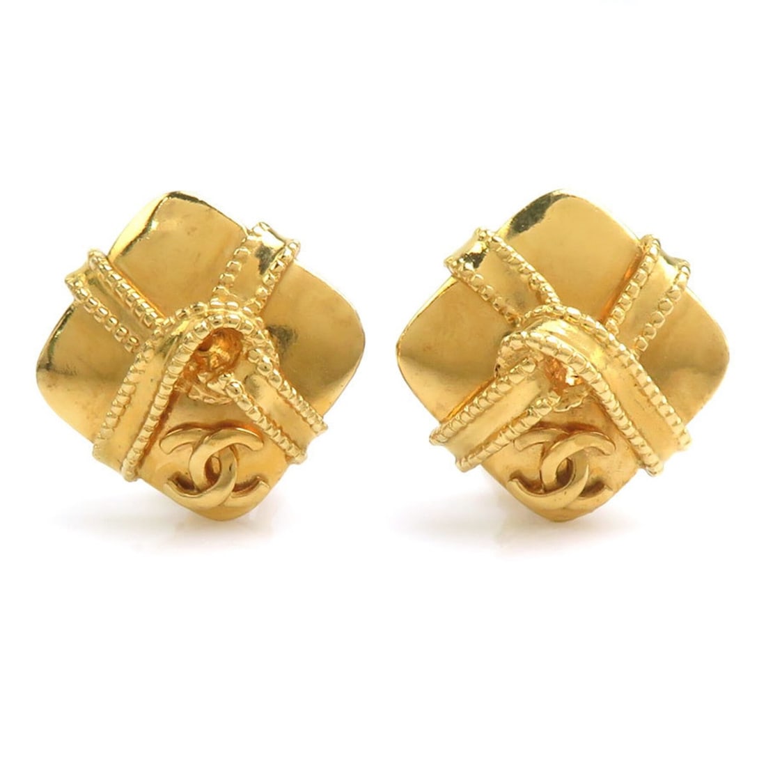 Chanel earrings, Coco Mark design, metal, gold, women's, e61911a: --- Catalog ---Category: SizeSize (HxWxD): 28.00mm x 28.00mm / 1.10'' x 1.10''Category: DesignType: Clip earringsColor: GoldGender: WomenMaterial: MetalCategory: GeneralBrand: ChanelCountry of Origin: