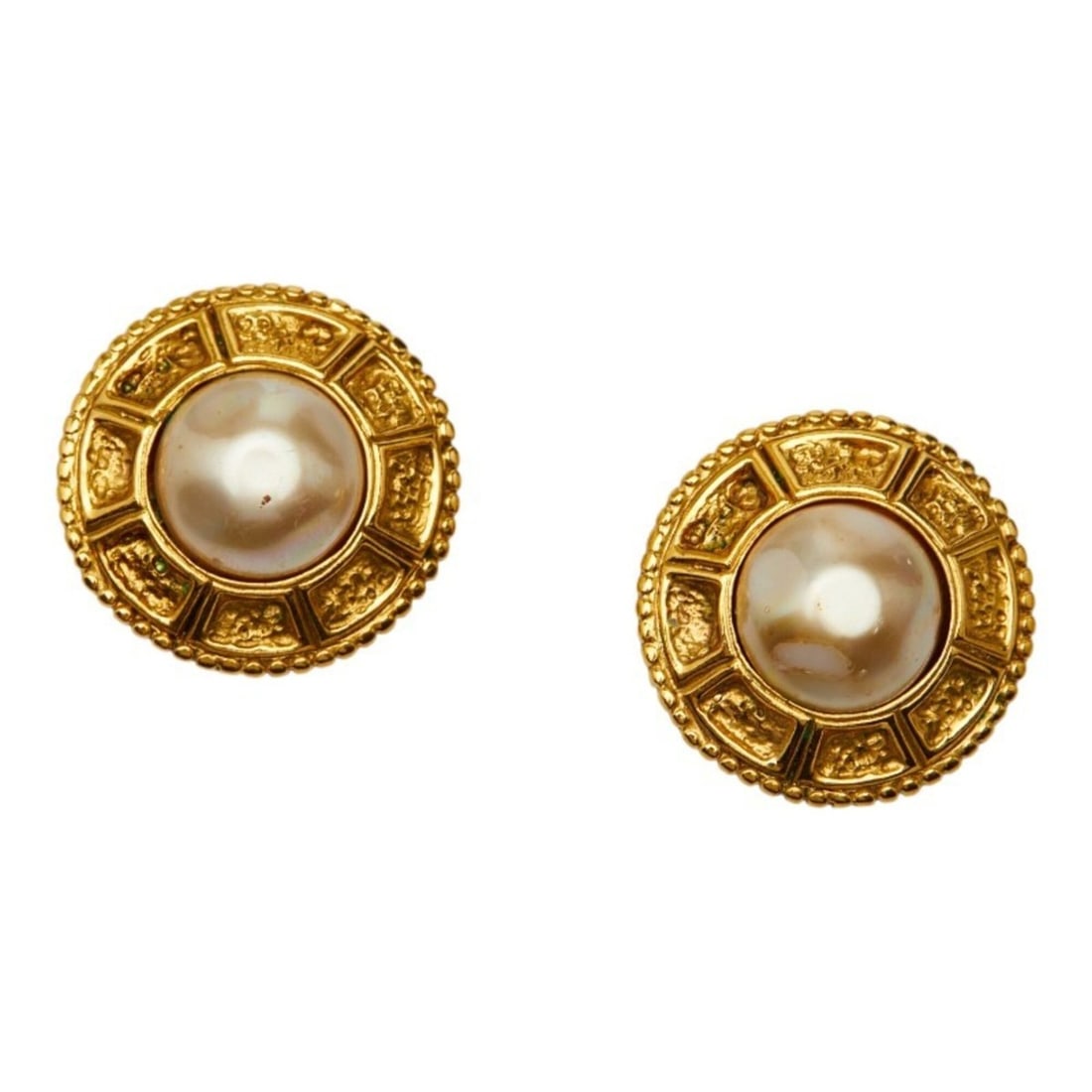 Chanel Round Earrings, Gold Plated, Faux Pearl, Women's.: --- Catalog ---Category: SizeSize (HxWxD): 34.10mm x 33.80mm / 1.34'' x 1.33''Category: DesignType: Clip earringsColor: GoldGender: WomenCategory: GeneralBrand: Chanel--- Item List ---Section: Conditi