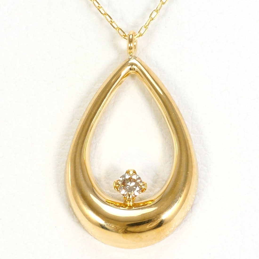 18K (18-karat) Yellow Gold Necklace with 0.03ct Diamond, Total Weight 0.7g, 40cm Length, Jewelry: --- Catalog ---Category: SizeWeight: 0.7g / 0.02oz.Pendant Size: 16mm x 10mm / 0.62'' x 0.39''Neck Circumference: 40 cm / 15.74''Category: DesignColor: Yellow goldMetal: GoldStone: DiamondGender: Wome