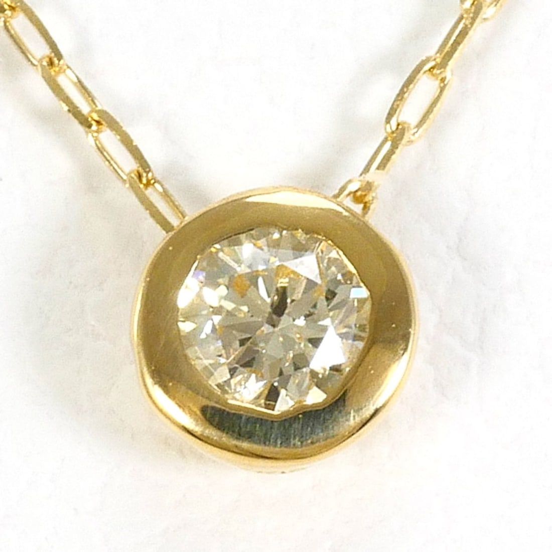 18K (18-karat) Yellow Gold Necklace with 0.09ct Diamond, Total Weight 0.9g, 45cm Length, Jewelry: --- Catalog ---Category: SizeWeight: 0.9g / 0.03oz.Pendant Size: 4mm x 4mm / 0.15'' x 0.15''Neck Circumference: 45 cm / 17.71''Category: DesignColor: Yellow goldMetal: GoldStone: DiamondGender: WomenM