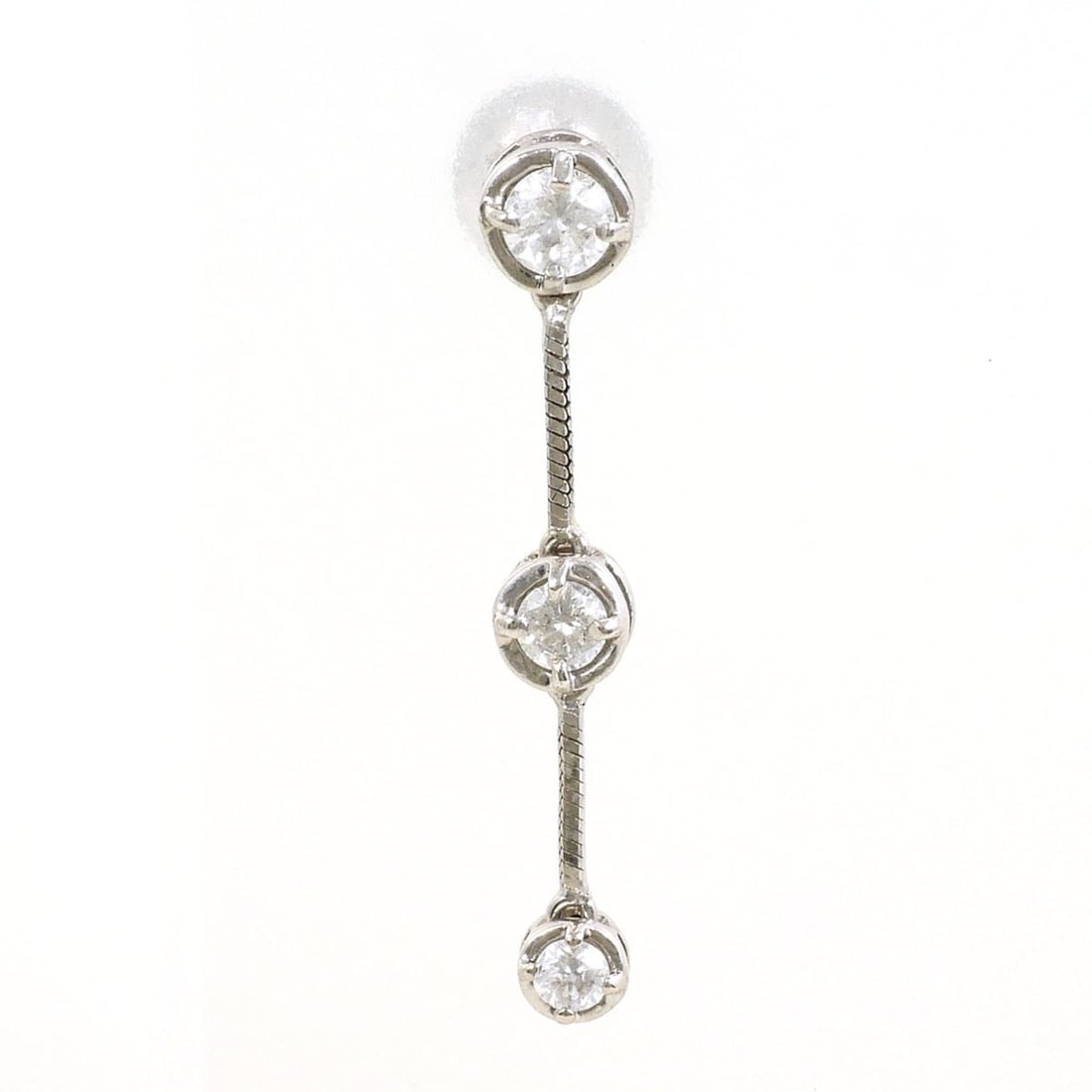 18K (18-karat white gold) single earring with 0.15ct diamond, total weight 0.4g. Jewelry.: --- Catalog ---Category: SizeWeight: 0.4g / 0.01oz.Category: DesignType: Drop earringsColor: White goldMetal: White GoldStone: DiamondGender: WomenMaterial: White gold (18K)Metal Purity: 18KWeight (ct