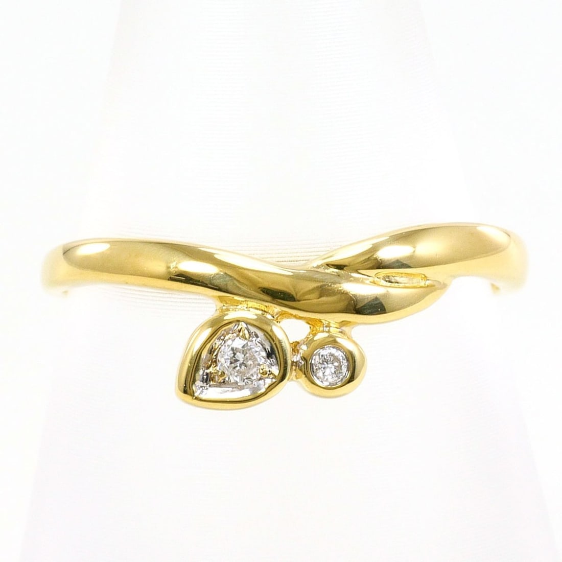 18K (18-karat) yellow gold ring with diamond (carat mark not specified), total weight 1.4g, jewelry.: --- Catalog ---Category: SizeWidth: 6mm / 0.24''Weight: 1.4g / 0.04oz.JP Size: 10US Size: 5.5Category: DesignType: Band ringColor: Yellow goldMetal: GoldStone: DiamondGender: WomenMaterial: Yellow gol