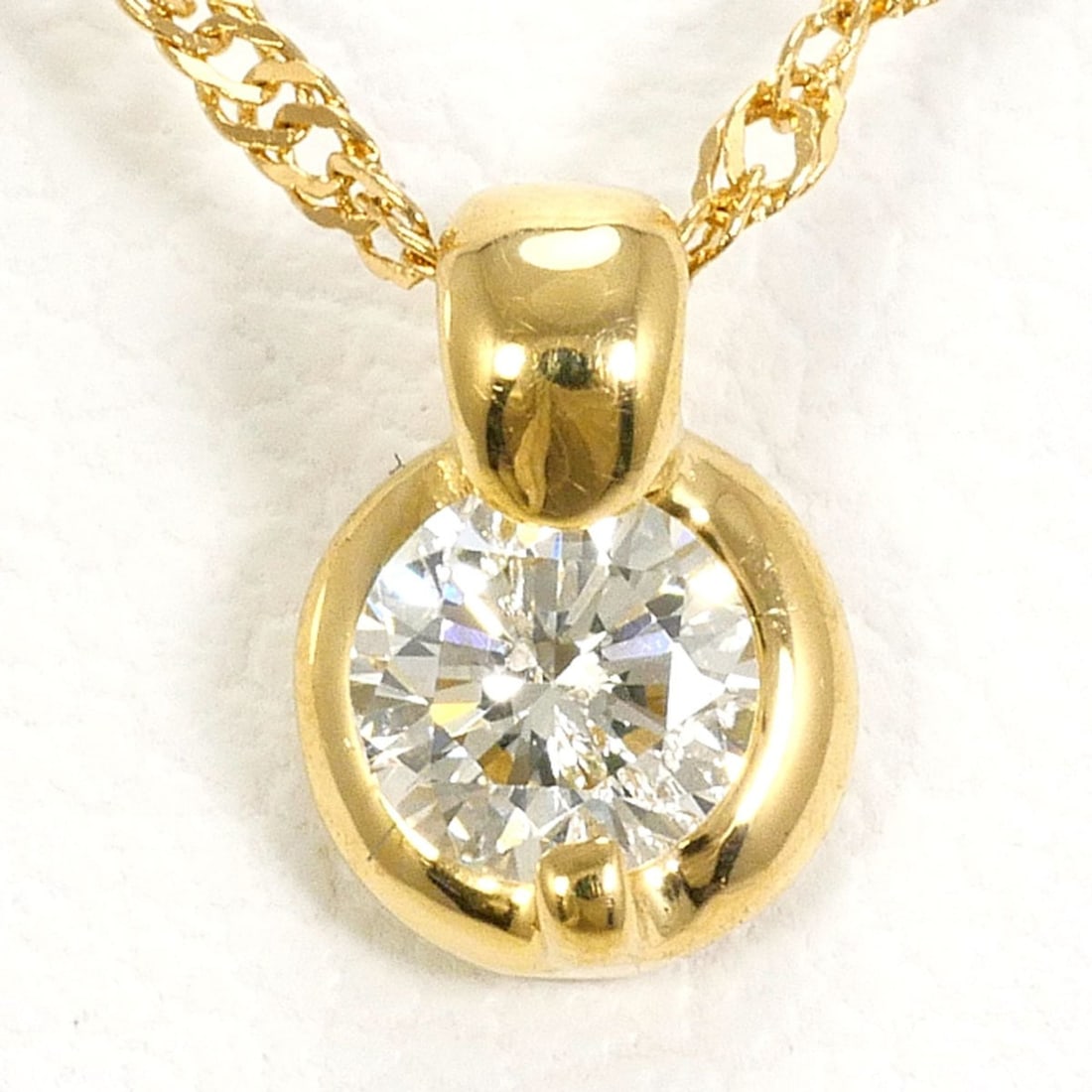18K (18-karat) Yellow Gold Necklace with Diamond (carat weight not stamped), Total Weight 1.0g,: --- Catalog ---Category: SizeWeight: 1g / 0.03oz.Pendant Size: 5mm x 4mm / 0.19'' x 0.15''Neck Circumference: 45 cm / 17.71''Category: DesignColor: Yellow goldMetal: GoldStone: DiamondGender: WomenMat