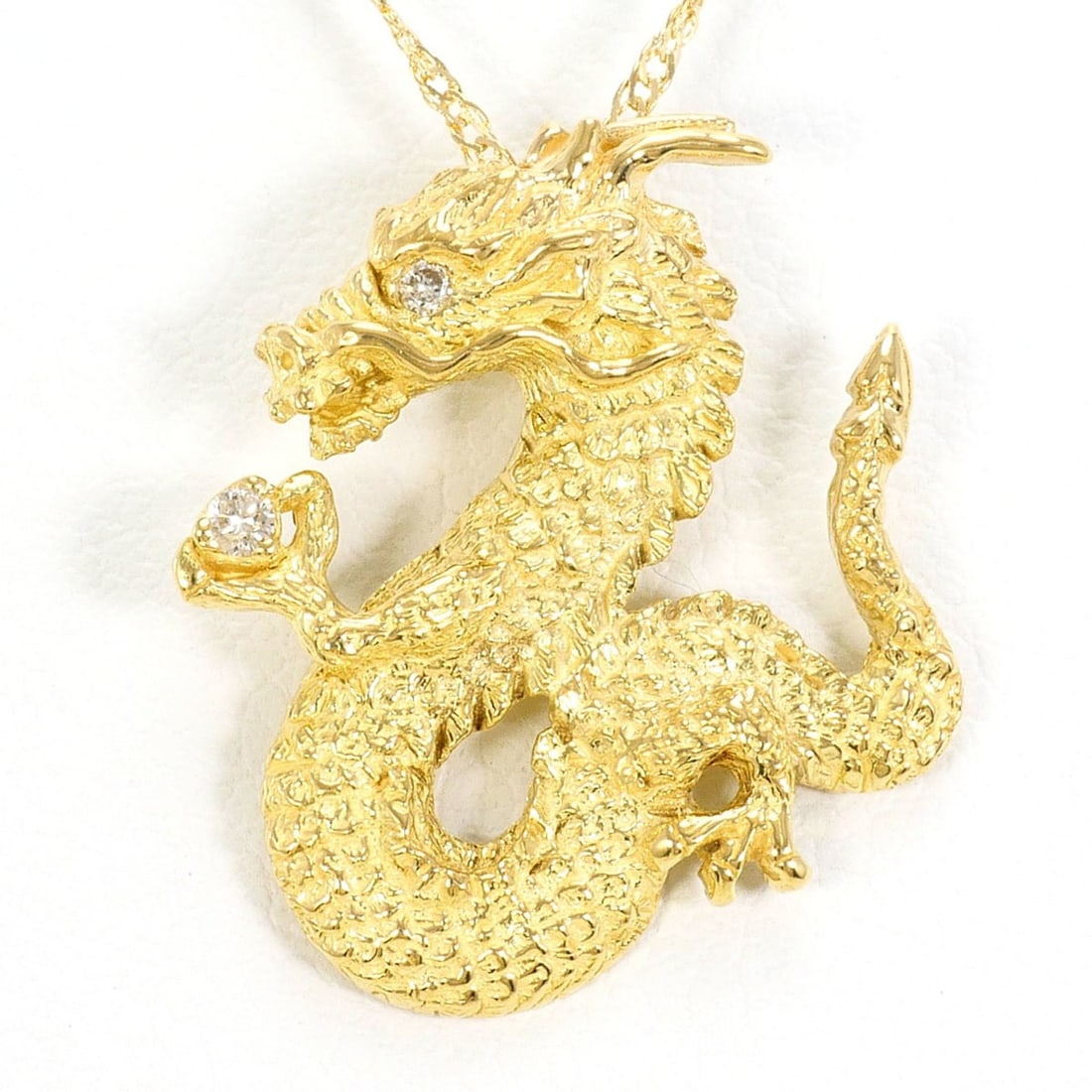 18K (18-karat) Yellow Gold Necklace with 0.03ct Diamond, Total Weight 2.8g, 40cm Length, Jewelry: --- Catalog ---Category: SizeWeight: 2.8g / 0.09oz.Pendant Size: 20mm x 17mm / 0.78'' x 0.66''Neck Circumference: 40 cm / 15.74''Category: DesignColor: Yellow goldMetal: GoldStone: DiamondGender: Wome