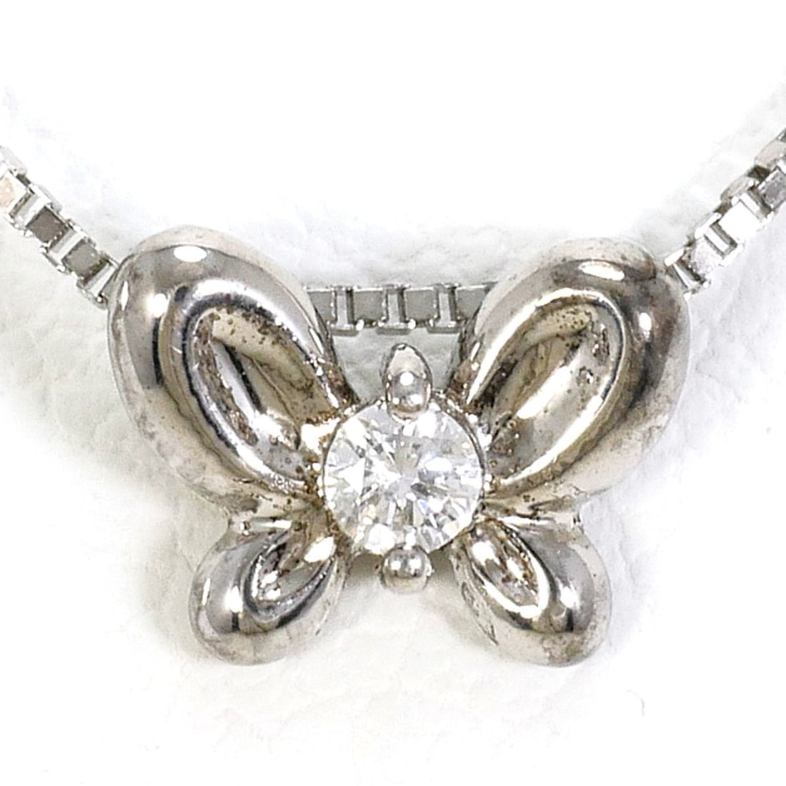 18K (18-karat white gold) necklace with a 0.03ct diamond, total weight 1.5g, 40cm length. Jewelry.: --- Catalog ---Category: SizeWeight: 1.5g / 0.05oz.Pendant Size: 5mm x 8mm / 0.19'' x 0.31''Neck Circumference: 40 cm / 15.74''Category: DesignColor: White goldMetal: White GoldStone: DiamondGender: W