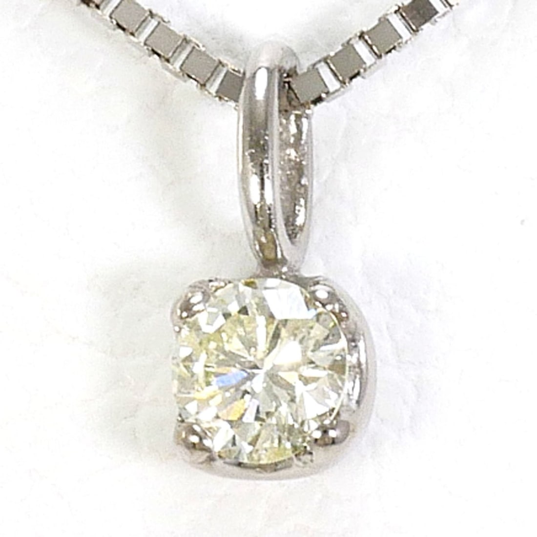 18K (18-karat white gold) necklace with a 0.07ct diamond, total weight 1.1g, 40cm length. Jewelry.: --- Catalog ---Category: SizeWeight: 1.1g / 0.03oz.Pendant Size: 5mm x 3mm / 0.19'' x 0.11''Neck Circumference: 40 cm / 15.74''Category: DesignColor: White goldMetal: White GoldStone: DiamondGender: W