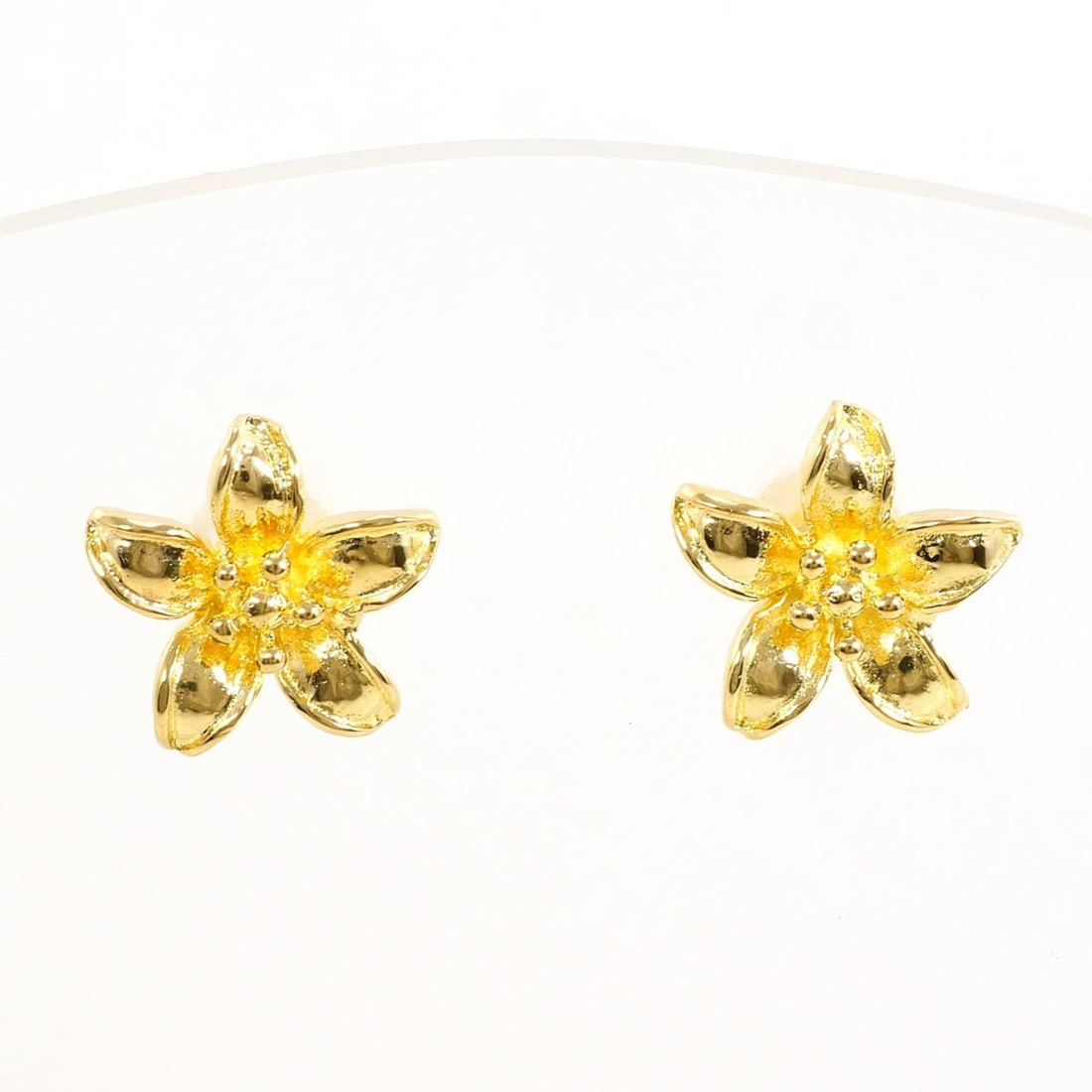 18K (18-karat) Yellow Gold Earrings, Total Weight 1.7g, Jewelry: --- Catalog ---Category: SizeWeight: 1.7g / 0.05oz.Category: DesignType: Stud earringsColor: Yellow goldMetal: GoldGender: WomenMaterial: Yellow gold (18K)Metal Purity: 18KCategory: GeneralBrand: Unbr