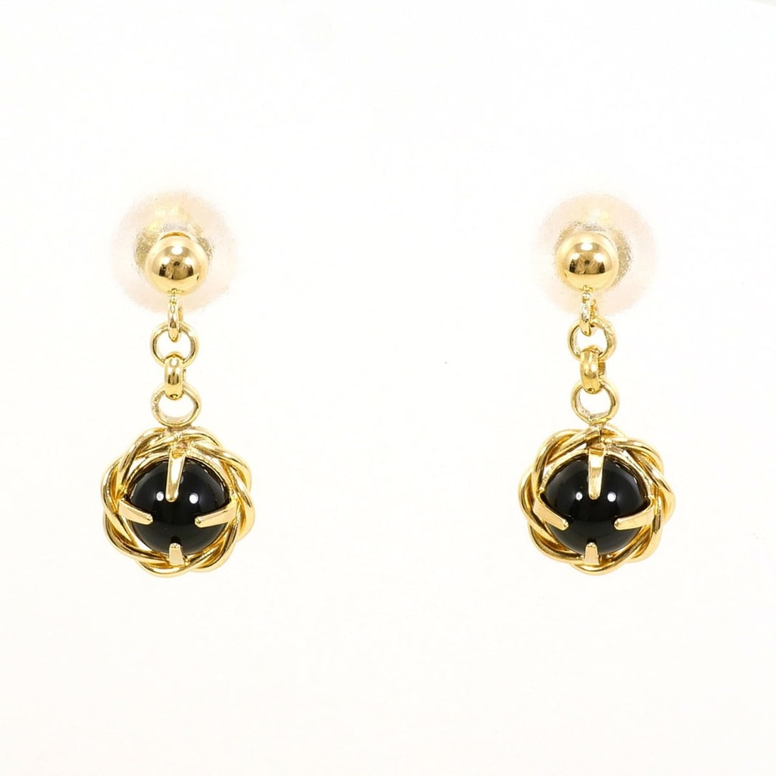 18K (18-karat) Yellow Gold (YG) Earrings with Onyx, Total Weight 0.6g, Jewelry: --- Catalog ---Category: SizeWeight: 0.6g / 0.02oz.Category: DesignType: Stud earringsColor: Yellow goldMetal: GoldStone: OnyxGender: WomenMaterial: Yellow gold (18K)Metal Purity: 18KCategory: General
