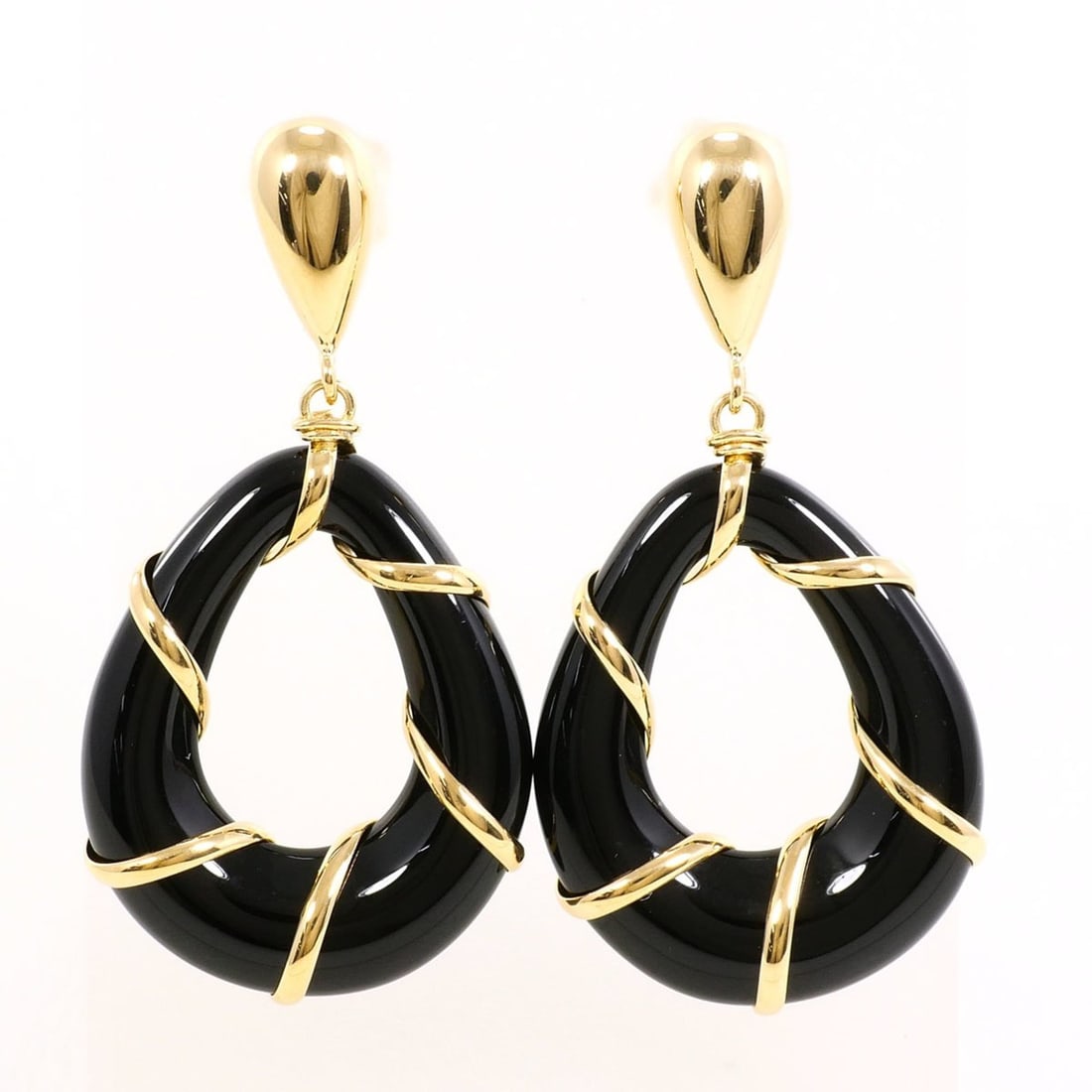 18K (18-karat) Yellow Gold (YG) Earrings with Onyx, Total Weight 5.4g, Jewelry: --- Catalog ---Category: SizeWeight: 5.4g / 0.19oz.Category: DesignType: Drop earringsColor: Yellow goldMetal: GoldStone: OnyxGender: WomenMaterial: Yellow gold (18K)Metal Purity: 18KCategory: General