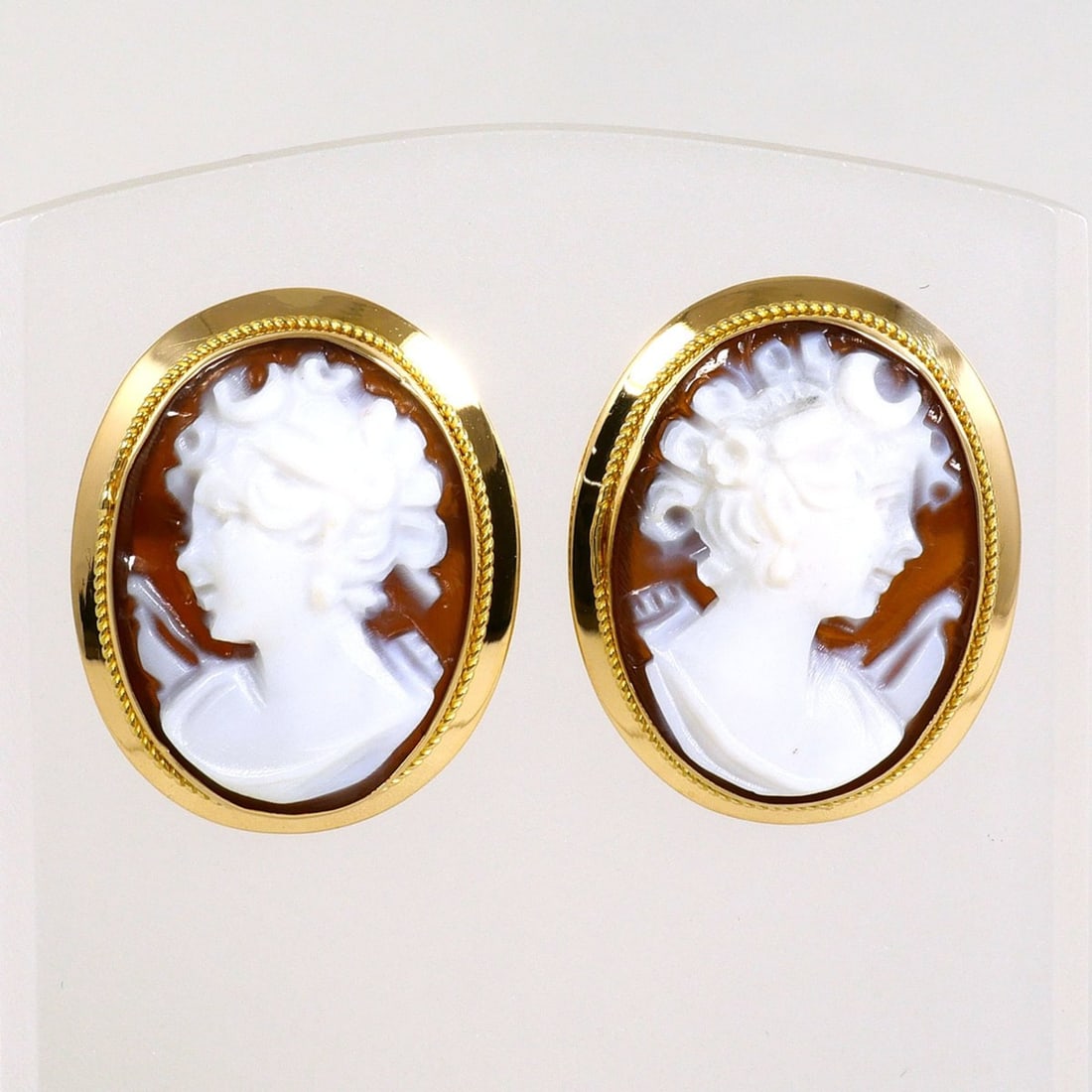 18K (18-karat) Yellow Gold Earrings with Shell Cameo, Total Weight 2.9g, Jewelry: --- Catalog ---Category: SizeWeight: 2.9g / 0.1oz.Category: DesignType: Stud earringsColor: Yellow goldMetal: GoldGender: WomenMaterial: Yellow gold (18K)Metal Purity: 18KCategory: GeneralBrand: Unbra