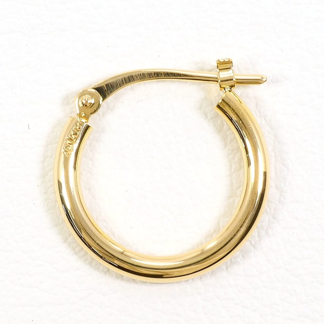 18K (18-karat) Yellow Gold Earring (Single Earring), Total Weight 0.9g, Jewelry: --- Catalog ---Category: SizeWeight: 0.9g / 0.03oz.Category: DesignType: Hoop earringsColor: Yellow goldMetal: GoldGender: Women,MenMaterial: Yellow gold (18K)Metal Purity: 18KSingle earring: YesCateg