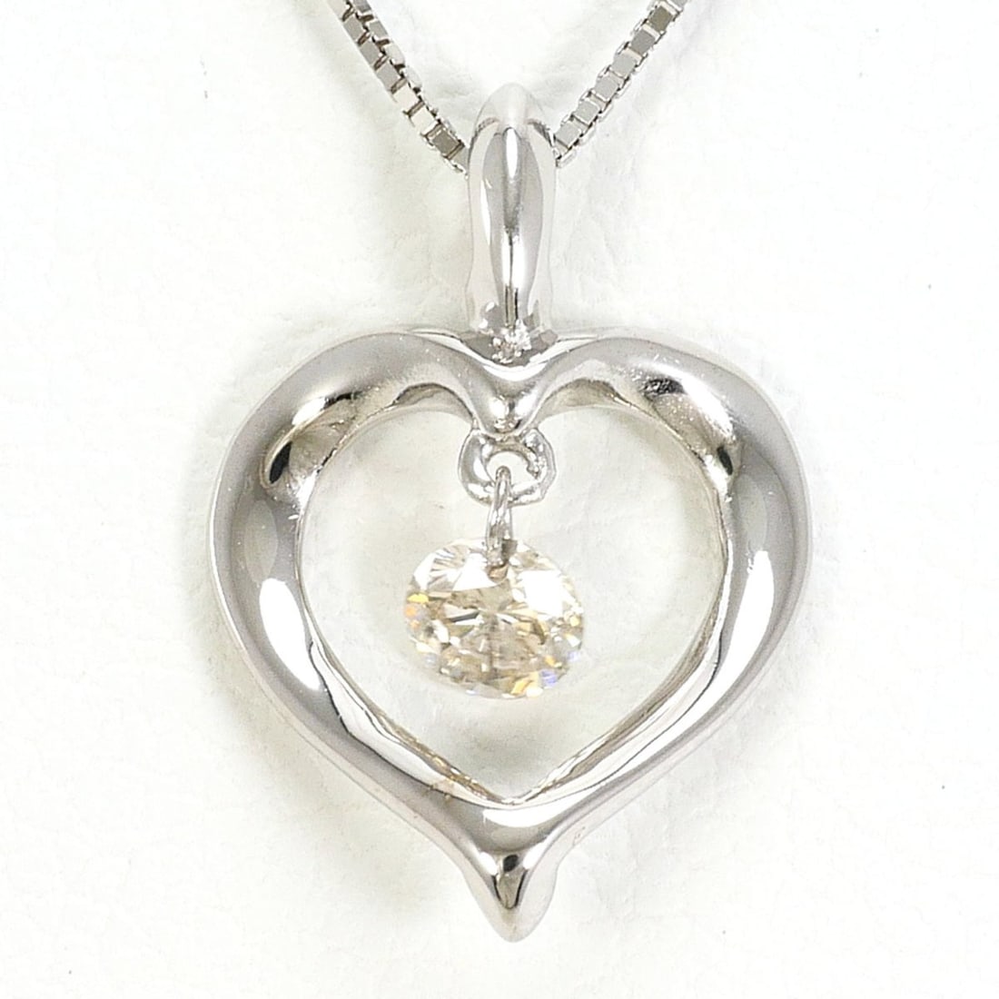 18K (18-karat white gold) necklace with 0.10ct diamond, total weight 1.6g, 40cm length, jewelry.: --- Catalog ---Category: SizeWeight: 1.6g / 0.05oz.Pendant Size: 14mm x 10mm / 0.55'' x 0.39''Neck Circumference: 40 cm / 15.74''Category: DesignColor: White goldMetal: White GoldStone: DiamondGender: