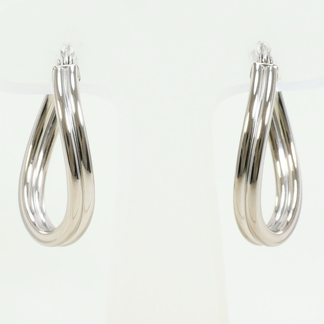 18K (18-karat white gold) earrings, total weight 1.8g, jewelry.: --- Catalog ---Category: SizeWeight: 1.8g / 0.06oz.Category: DesignType: Drop earringsColor: White goldMetal: White GoldGender: WomenMaterial: White gold (18K)Metal Purity: 18KCategory: GeneralBrand: 
