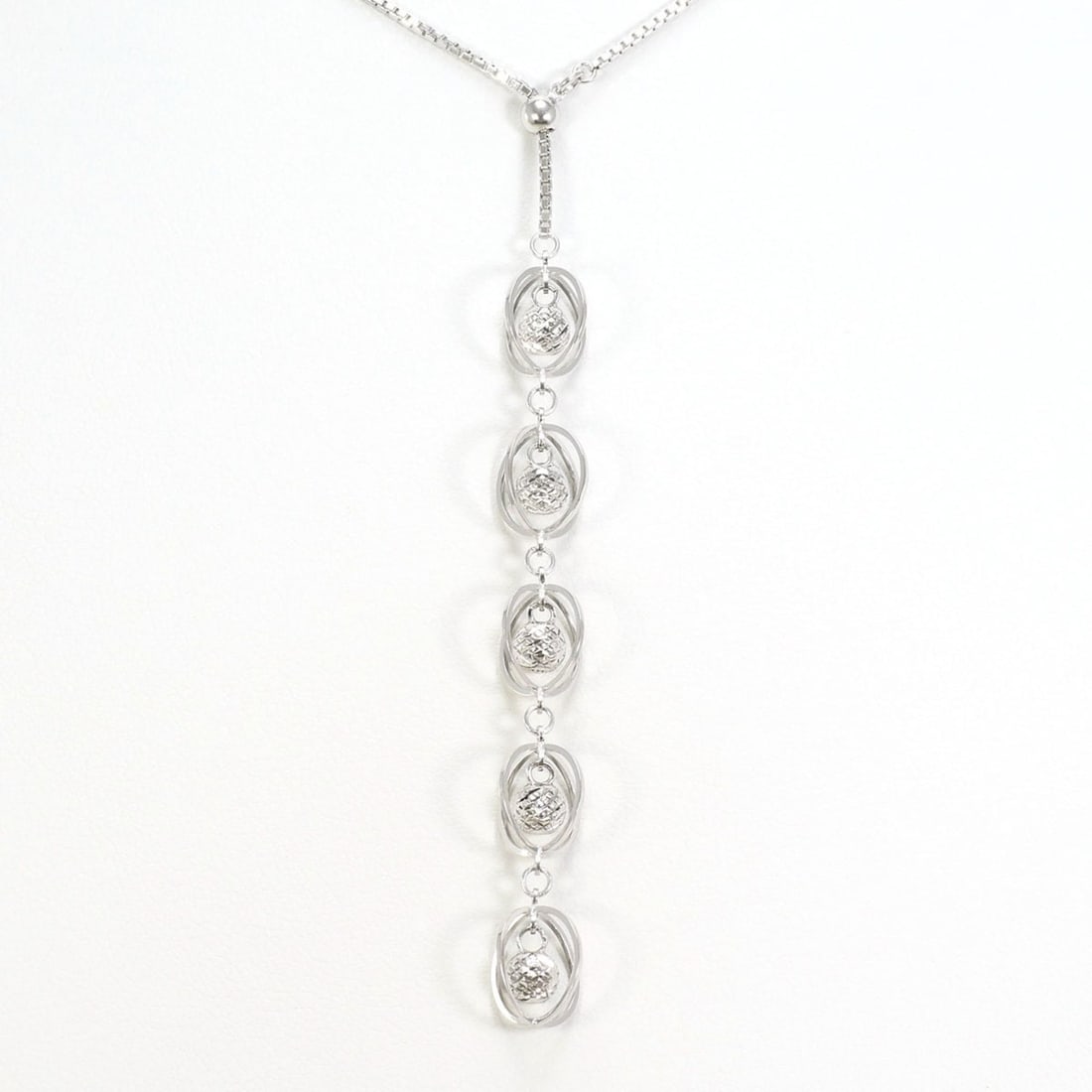 18K (18-karat white gold) necklace, total weight 5.7g, 46cm length, jewelry.: --- Catalog ---Category: SizeWeight: 5.7g / 0.2oz.Pendant Size: 63mm x 7mm / 2.48'' x 0.27''Neck Circumference: 46 cm / 18.11''Category: DesignColor: White goldMetal: White GoldGender: WomenMaterial: 