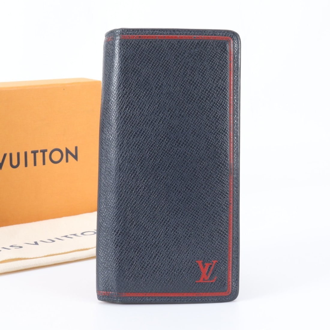 Louis Vuitton Taiga Portefeuille Brazza M63434 Leather Bi-fold Long Wallet for Men: --- Catalog ---Category: SizeSize (HxWxD): 19cm x 10cm x 1cm / 7.48'' x 3.93'' x 0.39''Category: DesignType: Long wallet (bi-fold)Color: Navy BlueGender: MenMaterial: Taiga leather Category: GeneralLi