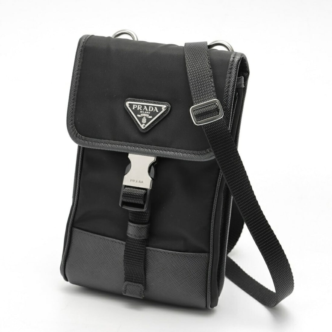 Prada PRADA Re-Nylon x Saffiano Leather Smartphone Case Shoulder Pouch 2ZH109 Nylon Black: --- Catalog ---Category: SizeSize (HxWxD): 18cm x 12cm x 4cm / 7.08'' x 4.72'' x 1.57''Category: DesignType: Phone walletColor: BlackGender: Women,MenMaterial: Nylon Category: GeneralMPN: 2ZH109Brand: