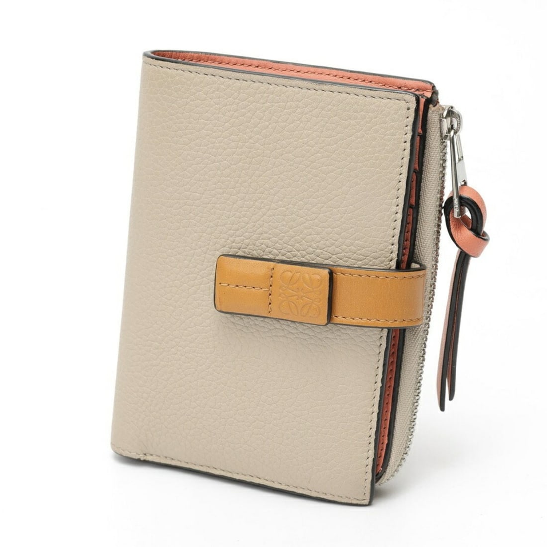 Loewe Zip Bifold Wallet, C660P30X02, Soft Grain Calf Leather, Light Oats Honey: --- Catalog ---Category: SizeSize (HxWxD): 12.1cm x 9.3cm x 2.5cm / 4.76'' x 3.66'' x 0.98''Category: DesignType: Wallet (bi-fold)Color: BeigeGender: Women,MenMaterial: Leather Category: GeneralBrand: