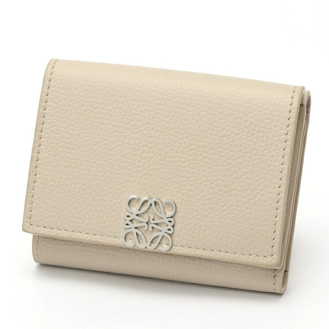 Loewe Anagram Trifold Wallet, C821TR2X, Pebble Grain Calf Leather, Light Ghost (Greige): --- Catalog ---Category: SizeSize (HxWxD): 7.8cm x 10.2cm x 3.8cm / 3.07'' x 4.01'' x 1.49''Category: DesignType: Wallet (tri-fold)Color: GrayishGender: Women,MenMaterial: Leather Category: