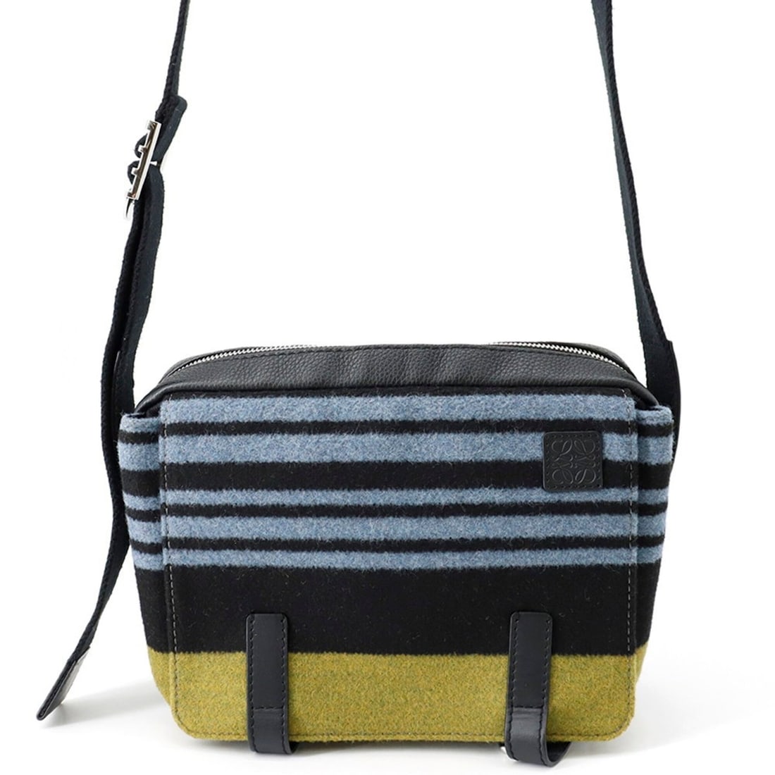 Loewe Shoulder Bag Military XS Leather Wool 317.12AA72 LOEWE Black Handbag: --- Catalog ---Category: SizeSize (HxWxD): 17.5cm x 24cm x 10.5cm / 6.88'' x 9.44'' x 4.13''Category: DesignType: Handbag, Shoulder bagColor: Black, Gray khakiGender: MenMaterial: Leather , Wool Categ