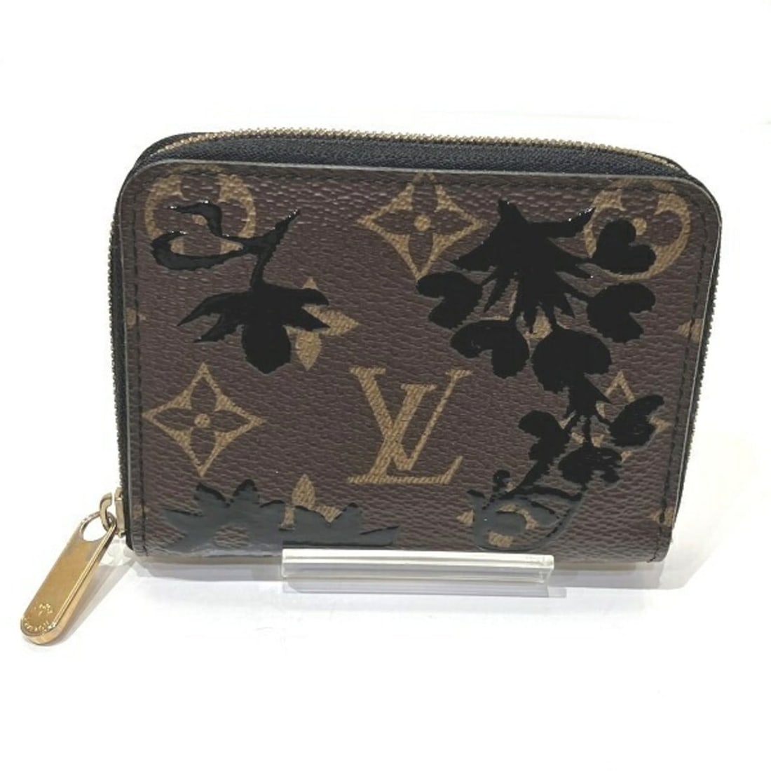 Louis Vuitton Monogram Blossom Zippy Coin Purse M62547 - Women's Wallet/Coin Case: --- Catalog ---Category: SizeSize (HxWxD): 8.5cm x 11cm x 2cm / 3.34'' x 4.33'' x 0.78''Category: DesignType: Coin purse/coin caseColor: Black, BrownGender: WomenCategory: GeneralLine: MonogramBrand: 