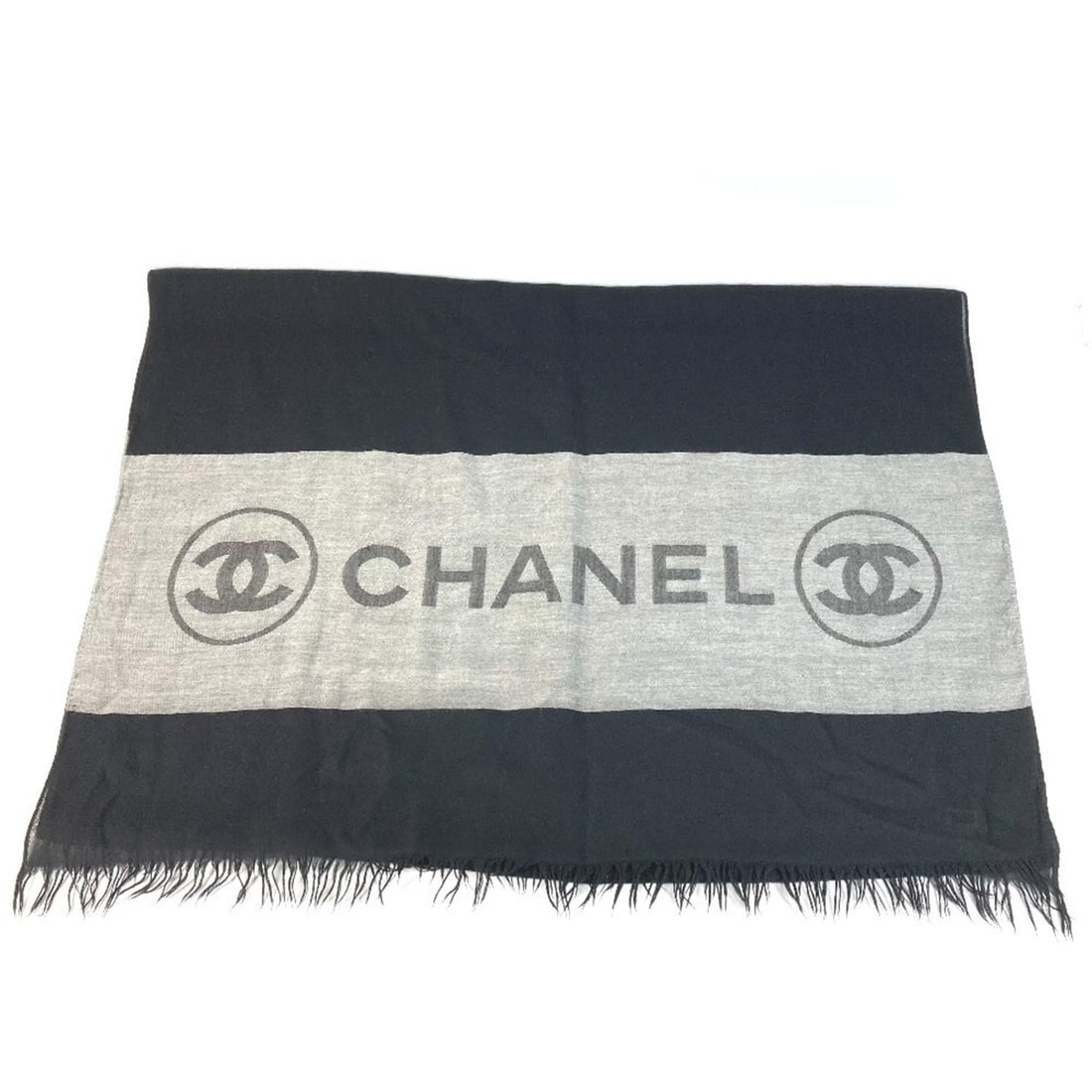CHANEL Two-tone Logo Fringe Scarf Shawl Large Stole Cashmere Men's Women's Black: --- Catalog ---Category: SizeSize (LxW): 2.34m x 76cm / 92.12'' x 29.92''Category: DesignType: ShawlColor: Black, GrayGender: Men,WomenMaterial: Cashmere Category: GeneralBrand: ChanelCountry of Origi
