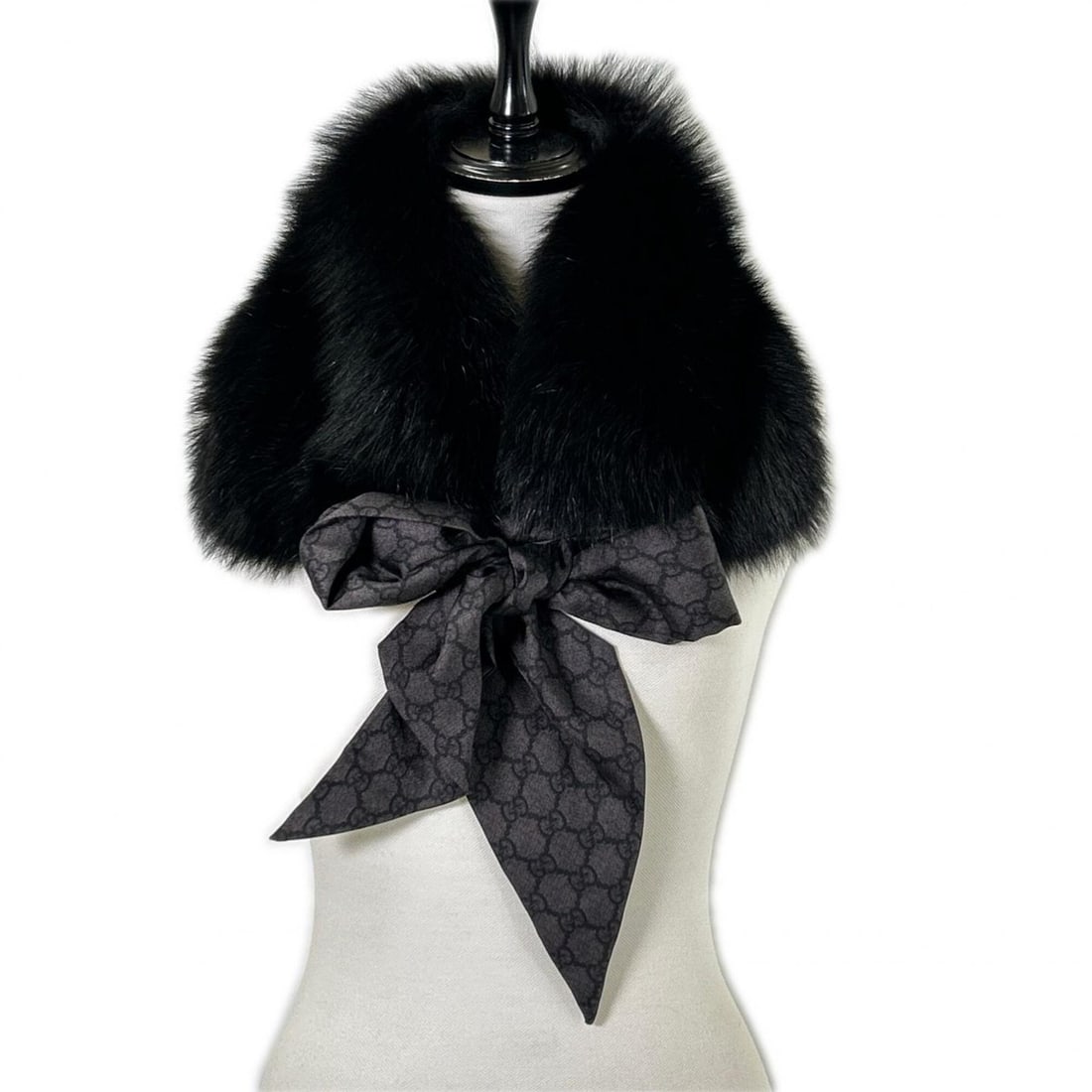 GUCCI Fox Fur GG Pattern Tippet Scarf, Gray x Black, Women's: --- Catalog ---Category: SizeSize (LxW): 1.79m x 18cm / 70.47'' x 7.08''Category: DesignType: TippetColor: Black, GrayGender: WomenMaterial: Fur , Silk Category: GeneralBrand: Gucci--- Item List ---Se