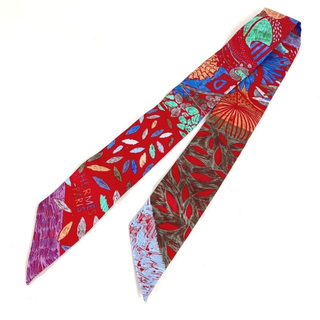 HERMES Twilly Bandeau Scarf Accessory Muffler Silk Women's Red: --- Catalog ---Category: SizeSize (LxW): 5cm x 86cm / 1.96'' x 33.85''Category: DesignType: ScarfColor: Red colorGender: WomenMaterial: Silk Category: GeneralBrand: HermesCountry of Origin: France--- 