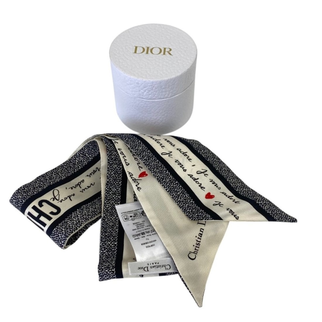 Christian Dior Dioramour Mitzah Silk Scarf 45ADO106I608 Black White Women's: --- Catalog ---Category: SizeSize (LxW): 1.04m x 6cm / 40.94'' x 2.36''Category: DesignType: ScarfColor: Black, WhiteGender: WomenMaterial: Silk Category: GeneralBrand: Christian Dior--- Item List