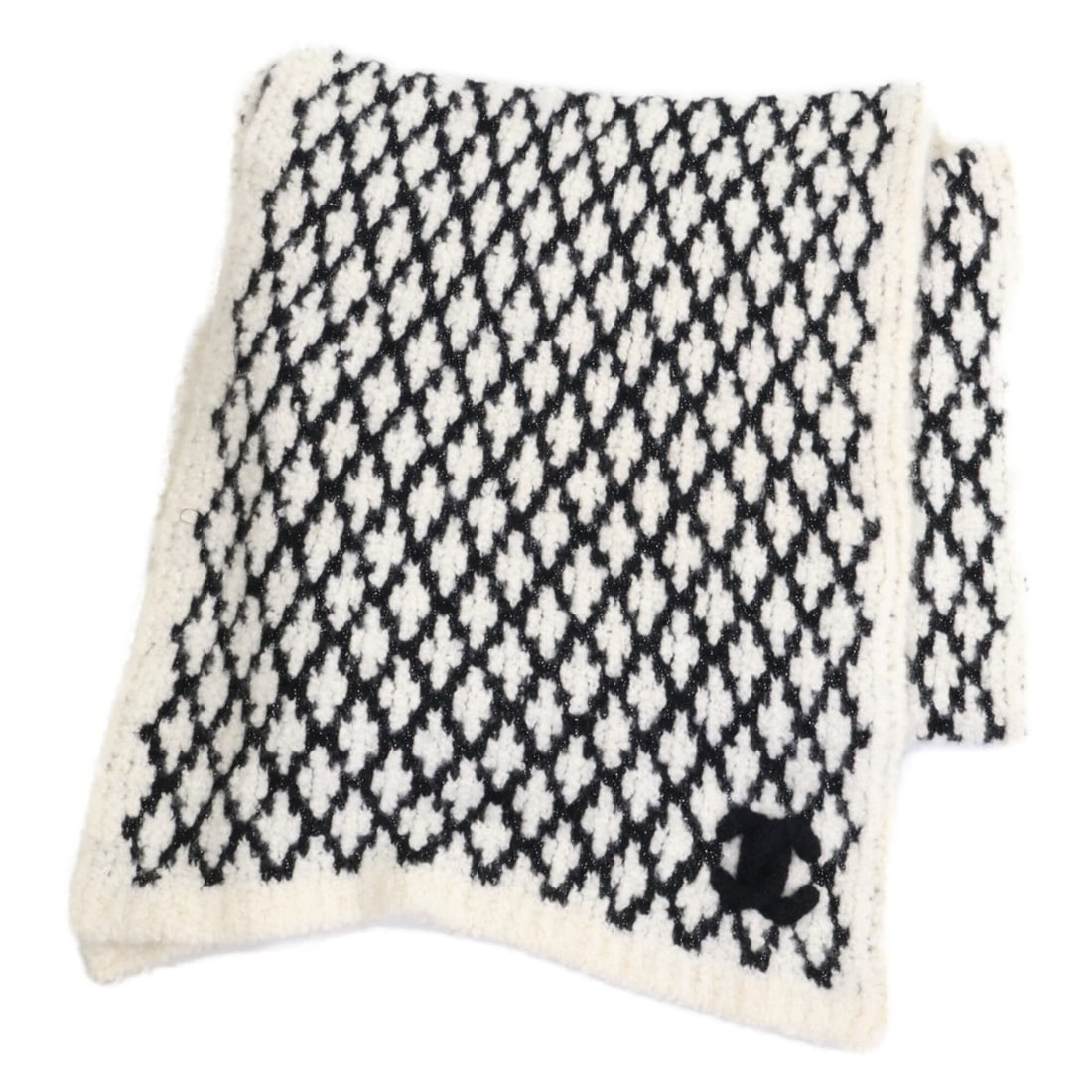 CHANEL cashmere scarf with Coco Mark, ivory x black, for women.: --- Catalog ---Category: SizeSize (LxW): 2.2m x 38cm / 86.61'' x 14.96''Category: DesignType: StoleColor: Black, IvoryGender: WomenMaterial: Cashmere Category: GeneralBrand: Chanel--- Item List ---Sec