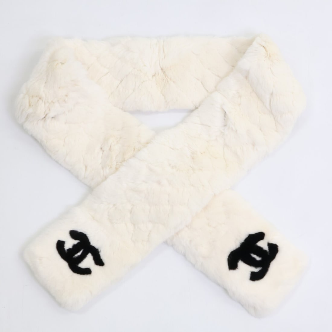 CHANEL Orylag Rabbit Fur Scarf with Coco Mark - White Women's: --- Catalog ---Category: SizeSize (LxW): 1.42m x 12cm / 55.9'' x 4.72''Category: DesignType: StoleColor: WhiteGender: WomenMaterial: Fur Leather/Fur Type: Rabbit furCategory: GeneralBrand: Chanel---