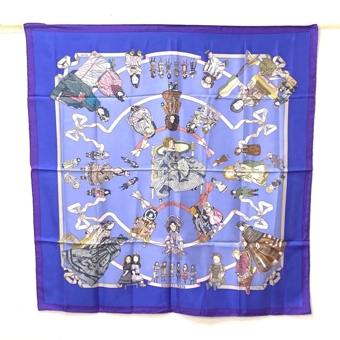 HERMES Carre 90 Doll HELLO DOLLY Hello Dolly Scarf Silk Women's Purple: --- Catalog ---Category: SizeSize (LxW): 90cm x 90cm / 35.43'' x 35.43''Category: DesignType: ScarfColor: PurpleGender: WomenMaterial: Silk Category: GeneralBrand: Hermes--- Item List ---Section: