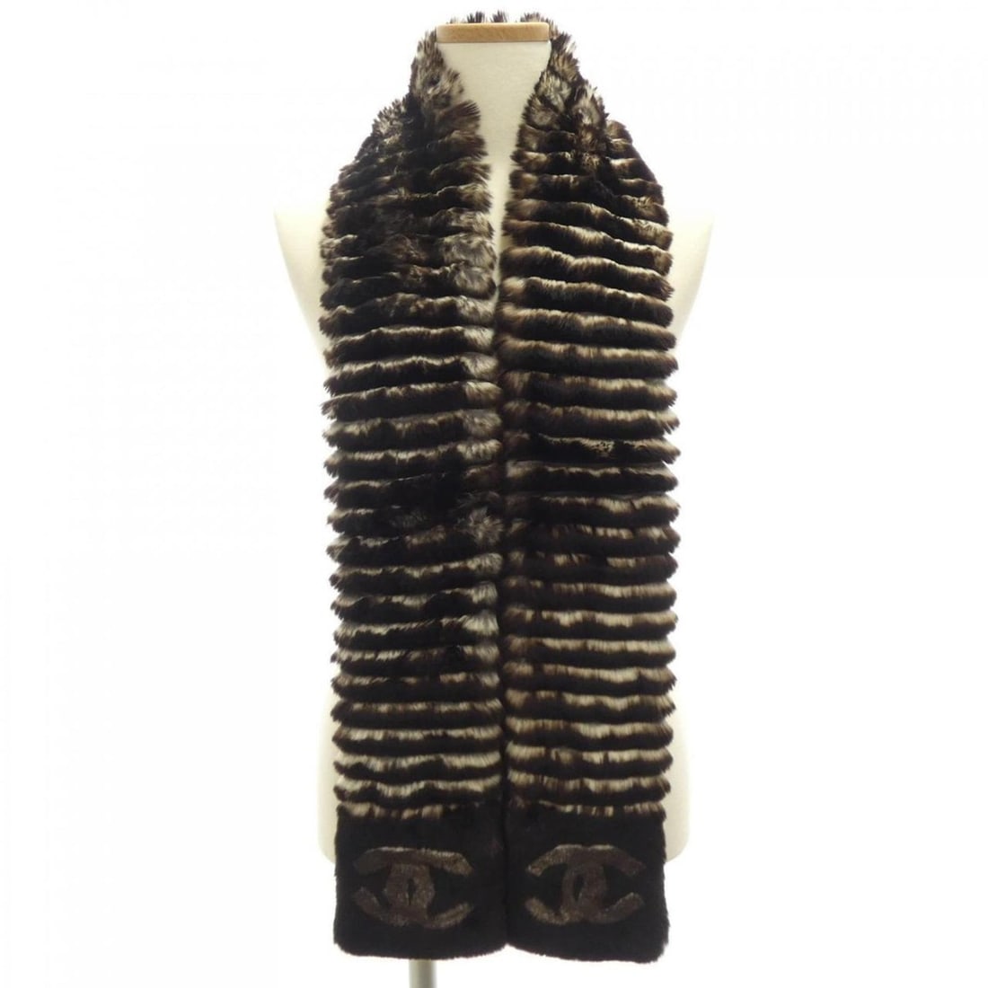 Chanel scarf: --- Catalog ---Category: SizeSize (LxW): 1.46m x 13.5cm / 57.48'' x 5.31''Category: DesignType: ShawlColor: Brown, WhiteGender: Women,MenMaterial: Cashmere , Fur Leather/Fur Type: Rabbit furCategory: 